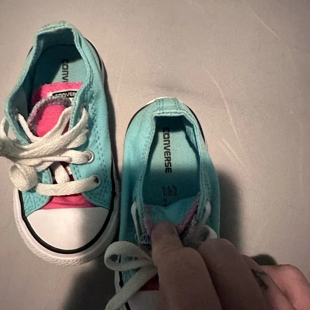 Converse Toddler Shoes Size 6 Excellent Condition - Picture 3 of 5